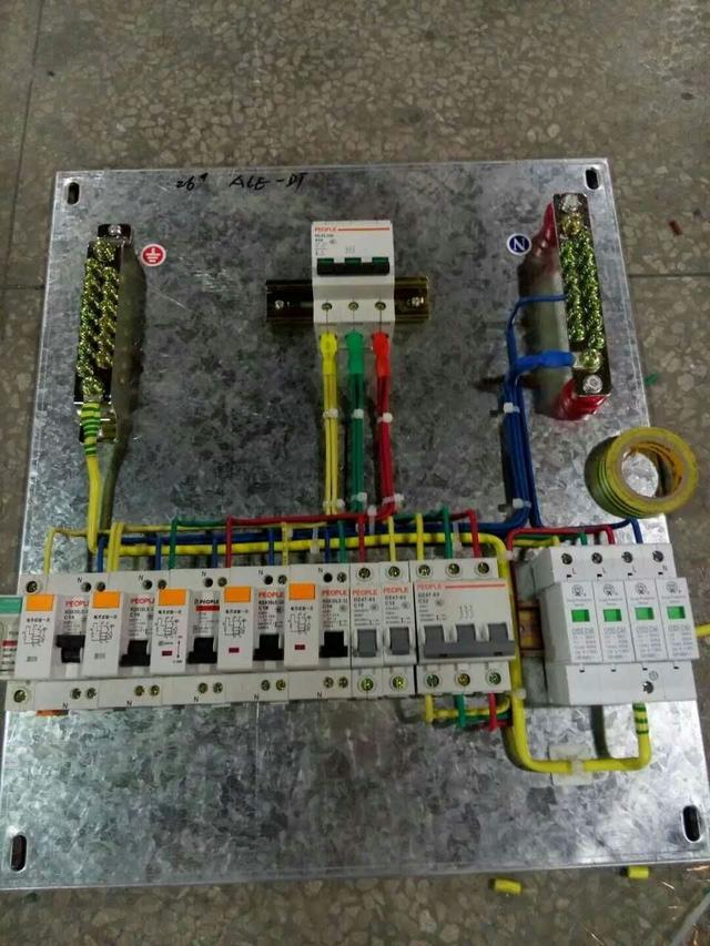 跟著師傅學(xué)做配電箱，看到師傅的手藝，我不好意思開始